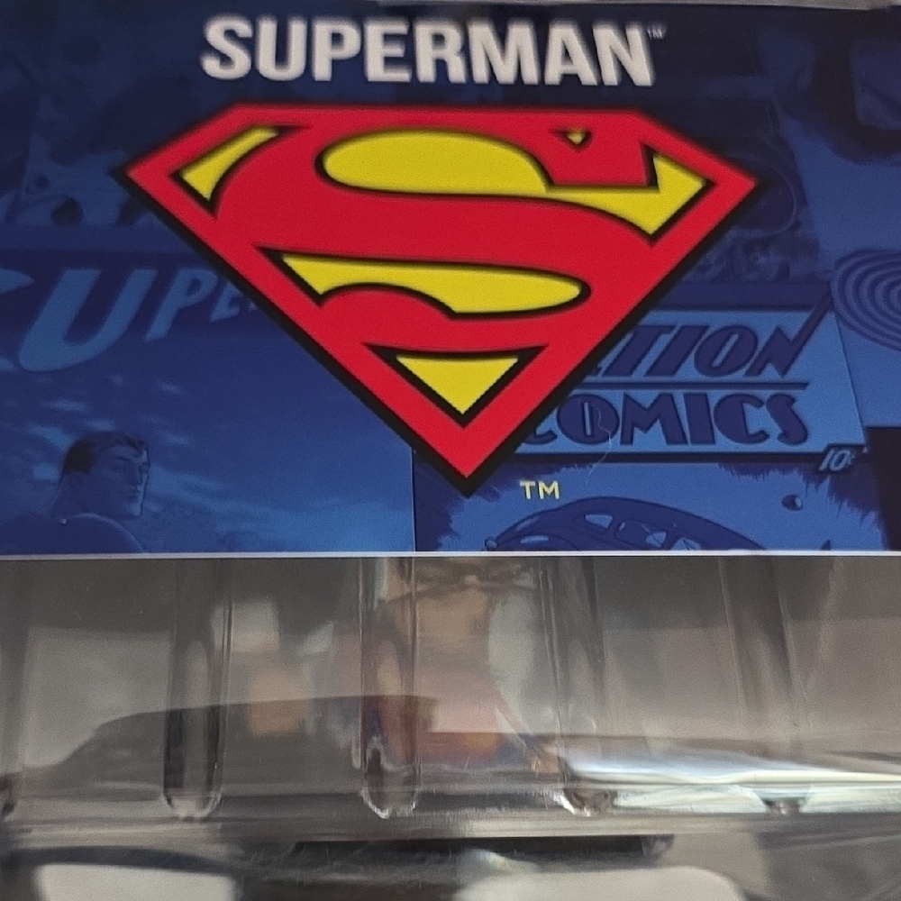 Superman Vinyl Figure - Picture 3 of 3